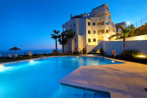 small-olee-holiday-rentals-panoramica-piscina-noche